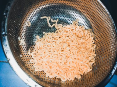 Paslanmaz çelik bir kevaşenin içinde hazır eriştenin yakın çekimi..