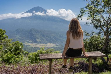 Genç bayan Agung yanardağının keyfini çıkarın. Bali, Endonezya. Seyahat kavramı