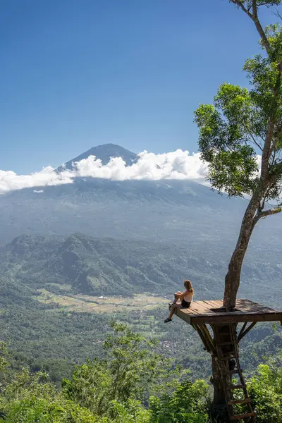 若い女性旅行者は バリ島での休暇を楽しみます アグン火山とフィールドの視点に立つ — ストック写真