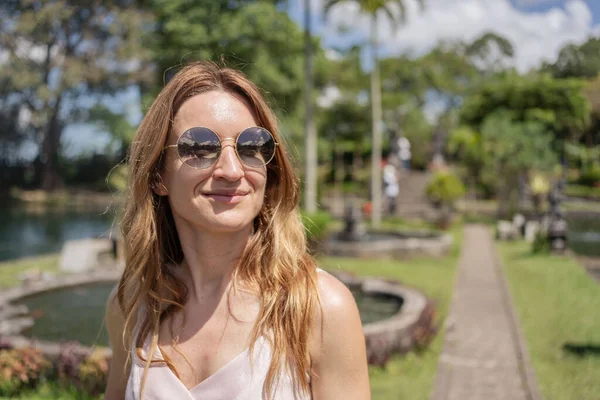 Endonezya Bali Deki Tirtagangga Sarayındaki Kadın Turist Seyahat Kavramı — Stok fotoğraf