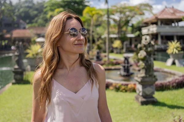 Endonezya Bali Deki Tirtagangga Sarayındaki Kadın Turist Seyahat Kavramı — Stok fotoğraf