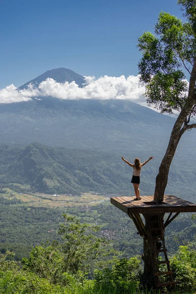 Bakre Kvinnlig Turist Njuter Naturen Tittar Bergen Och Agung Vulkan — Stockfoto
