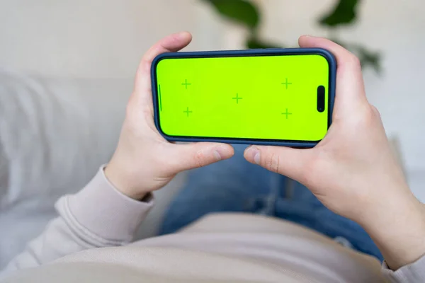 Man Vidrör Och Tittar Skärmen Smartphone Med Grön Skärm Chroma — Stockfoto