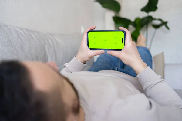 Man Met Behulp Van Smartphone Met Chroma Key Screen Thuis — Stockfoto