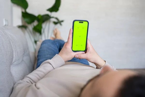 Adam Evde Krom Ekranlı Akıllı Telefon Kullanıyor Adam Yeşil Ekran — Stok fotoğraf