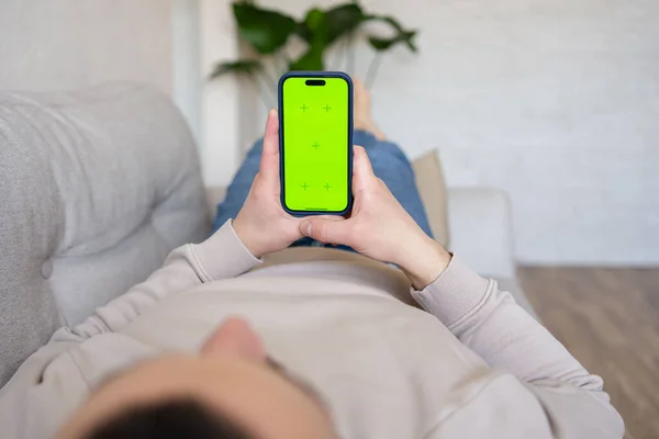 Uomo Che Utilizza Smartphone Con Schermo Chiave Cromatica Casa Uomo — Foto Stock