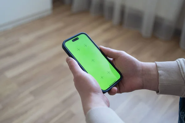 Evdeki Adam Kanepede Uzanmış Yeşil Ekran Ekranlı Akıllı Telefon Kullanıyor — Stok fotoğraf