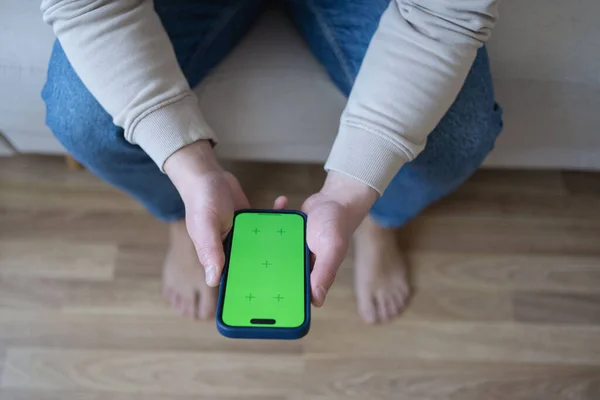 Чоловік Вдома Лежить Дивані Використовуючи Смартфон Зеленим Макетним Екраном Роблячи — стокове фото