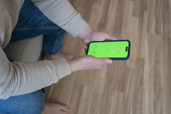 Evdeki Adam Kanepede Uzanmış Yeşil Ekran Ekranlı Akıllı Telefon Kullanıyor — Stok fotoğraf