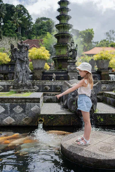 Child Girl Tourist Taman Tirtagangga Water Palace Water Park Bali — Stock Photo, Image