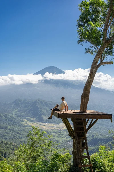 Man Resenär Njuta Sin Semester Bali Stå Utsiktsplatsen Med Agung — Stockfoto