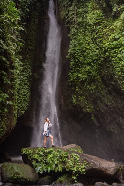 Cestovní Životní Styl Mladá Cestovatelka Vodopádu Tropickém Lese Leke Leke — Stock fotografie