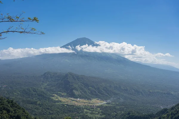 アグン火山の美しい景色 インドネシアのバリ 旅行のコンセプト — ストック写真