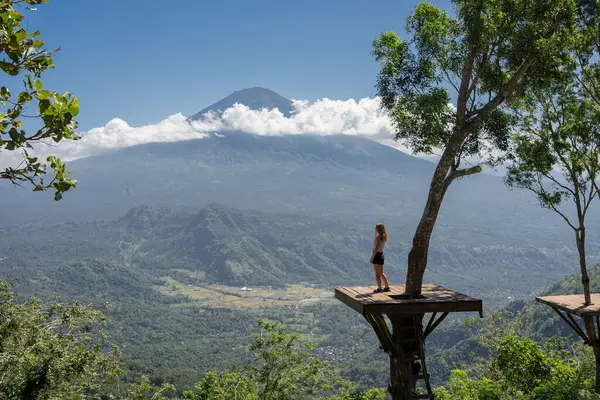 Ung Kvinna Resenär Njuta Sin Semester Bali Stå Fältet Synvinkel — Stockfoto
