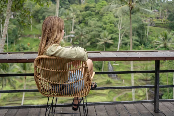 Woman Sit Wicker Chairs Outdoor Terrace View Rice Terraces — Stock Photo, Image