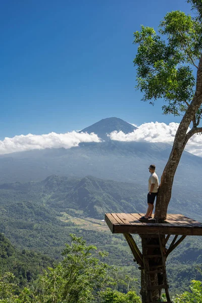 Человек Путешественник Наслаждаться Отдыхом Острове Бали Стоять Точку Зрения Вулканом — стоковое фото