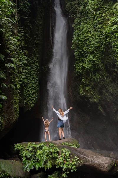 Familia Una Cascada Tropical Una Mujer Niño Una Hermosa Cascada —  Fotos de Stock