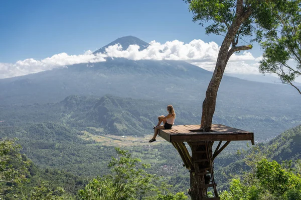 Ung Kvinna Njuta Utsikt Över Vulkanen Bali Koppla Och Meditera — Stockfoto