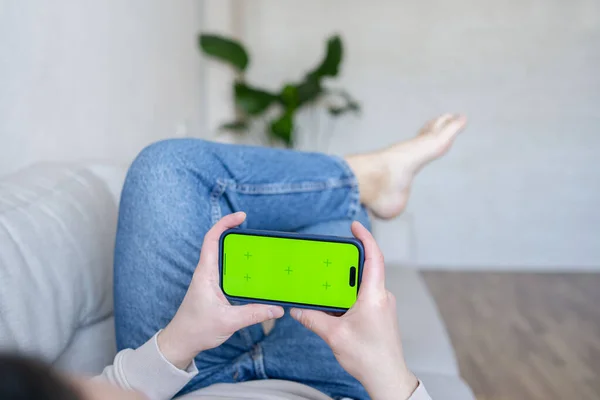 Man Thuis Liggend Een Bank Met Smartphone Met Groene Mock — Stockfoto