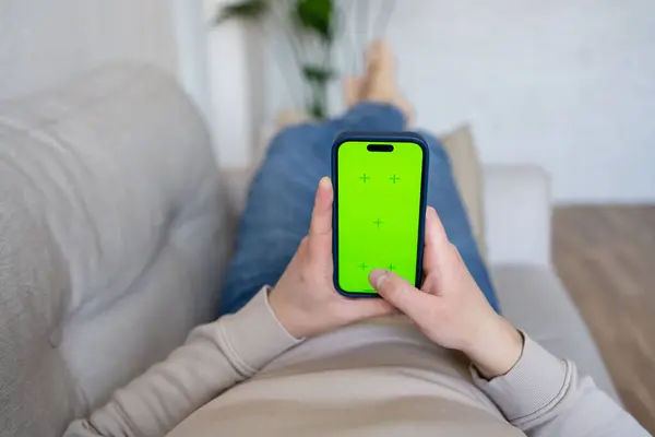 Hombre Casa Acostado Sofá Usando Teléfono Inteligente Con Pantalla Verde — Foto de Stock