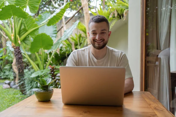 Junger Mann Mit Laptop Einem Garten Wirtschaft Studium Freiberufliche Tätigkeit — Stockfoto