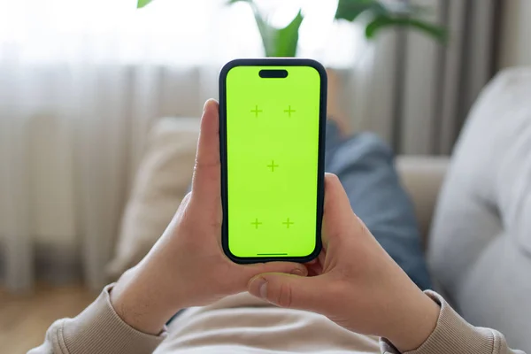 Evdeki Adam Smartphone Kullanarak Green Mock Screen Swiping Scrolling Jestleri — Stok fotoğraf