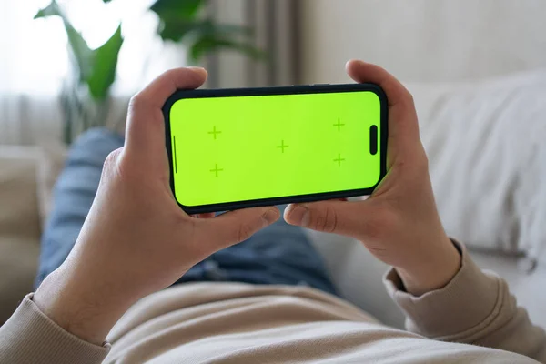 Man Home Sdraiato Divano Utilizzando Smartphone Con Schermo Verde Finto — Foto Stock
