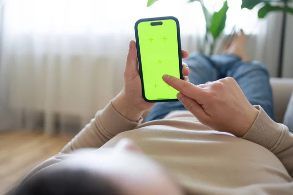 Man Home Sdraiato Divano Utilizzando Smartphone Con Schermo Verde Finto — Foto Stock