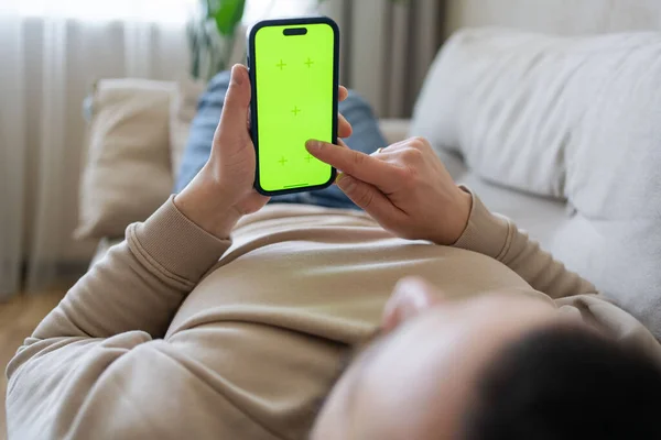 Hombre Casa Acostado Sofá Usando Smartphone Con Green Mock Screen — Foto de Stock