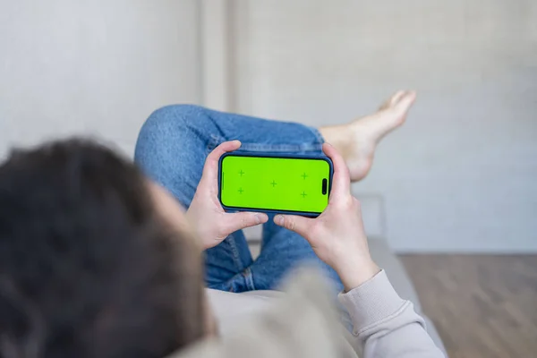 Man Home Riposa Divano Utilizzando Smartphone Con Schermo Verde Finto — Foto Stock