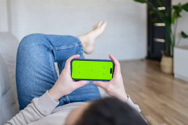 Mann Hause Ruht Auf Einer Couch Mit Smartphone Mit Grünem — Stockfoto