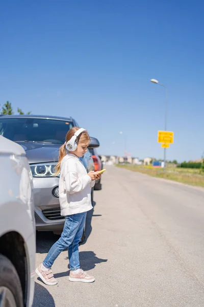 Child Watching Phone Road Crossing Using Mobile Phone Long Time — Stock Photo, Image