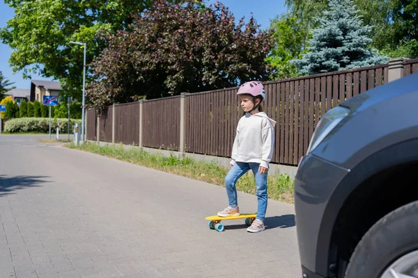 Unfall Kleines Mädchen Auf Skateboard Überquert Straße Vor Auto — Stockfoto