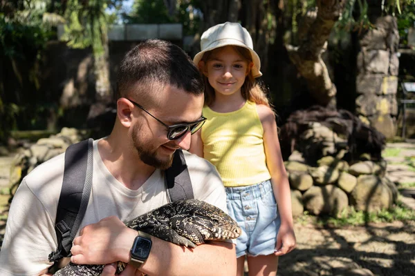 People Touching Monitor Lizard Contact Zoo Bali Indonesia — Stock Photo, Image