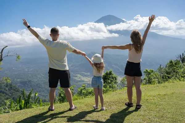 Familia Disfrutando Vista Del Volcán Bali Indonesia — Foto de Stock
