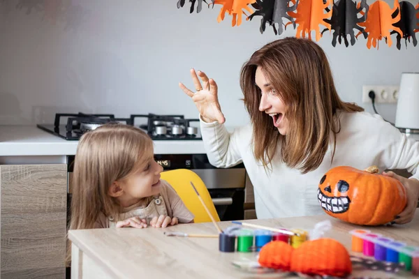 Anne ve küçük kız evde Cadılar Bayramı hazırlıkları sırasında oynuyorlar ve eğleniyorlar.. 