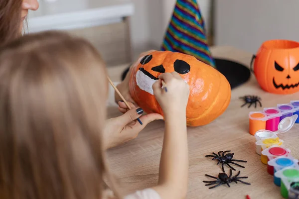 Dziewczynka Halloween Dekoracji Rodzicem Domu Rysunek Straszną Twarz Dyni Korzystających — Zdjęcie stockowe