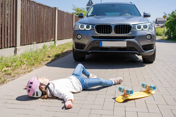 Kaykaydaki Kıza Araba Çarptı Yol Kazaları Yollarda Araba Kullanımının Azaltılması — Stok fotoğraf