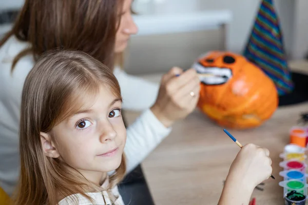 Niña Haciendo Decoración Halloween Con Los Padres Casa Dibujando Cara —  Fotos de Stock