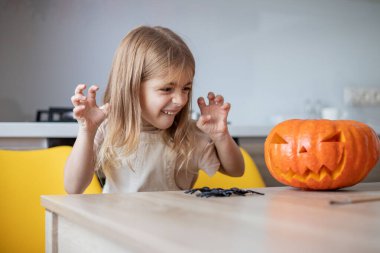  Çocuk, Jack 'e feneri gösteriyor. Ürkütücü bir yüz.