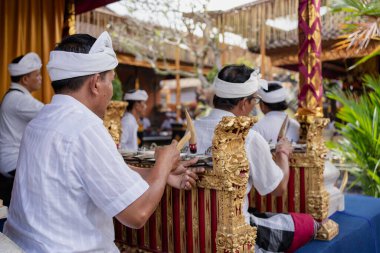  Bali, Indonezya - 12 Mayıs 2023. Ubud 'daki tapınakta bale töreni