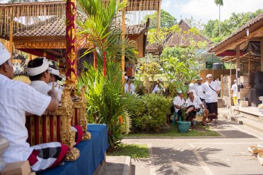  Bali, Indonezya - 12 Mayıs 2023. Ubud 'daki tapınakta bale töreni