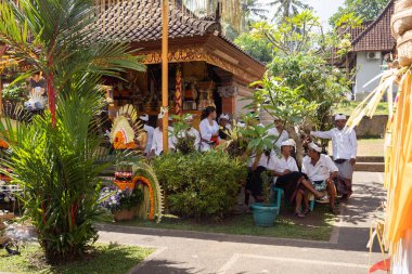  Bali, Indonezya - 12 Mayıs 2023. Ubud 'daki tapınakta bale töreni