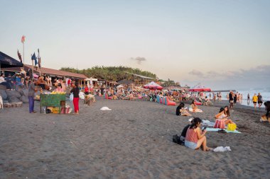  Bali Endonezya plajında gün batımı.