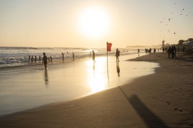  Bali Endonezya plajında gün batımı.