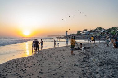  Bali Endonezya plajında gün batımı.