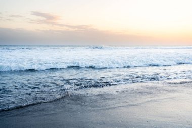 Bali Okyanusu sahilinde gün batımı.