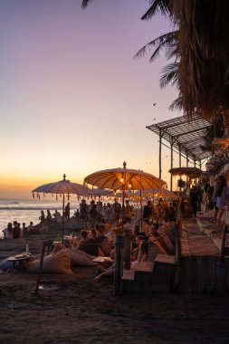  Bali sahil şeridindeki sahil barı. İnsanlar gün batımını sever. 