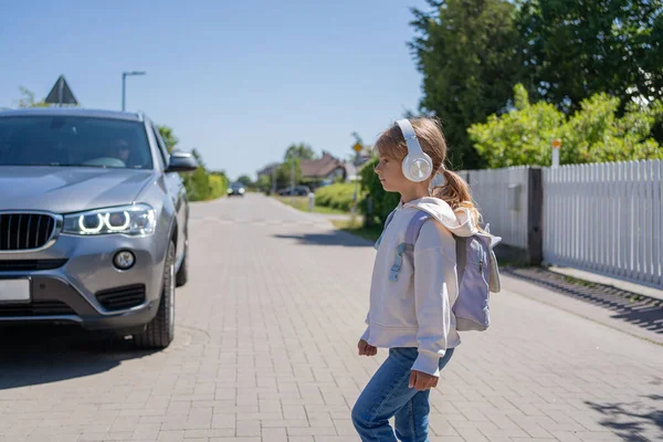 Meisje Met Koptelefoon Mobiele Telefoon Oversteken Van Weg Niet Kijken — Stockfoto