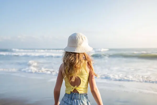 Chica Joven Saltando Corriendo Olas Playa Hora Puesta Del Sol — Foto de Stock